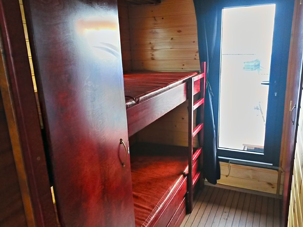 Blick in den hinteren Bereich, rechts mit dem klappbaren Doppelstockbett und rechts die Schlafkabine mit Ausziehcouch.